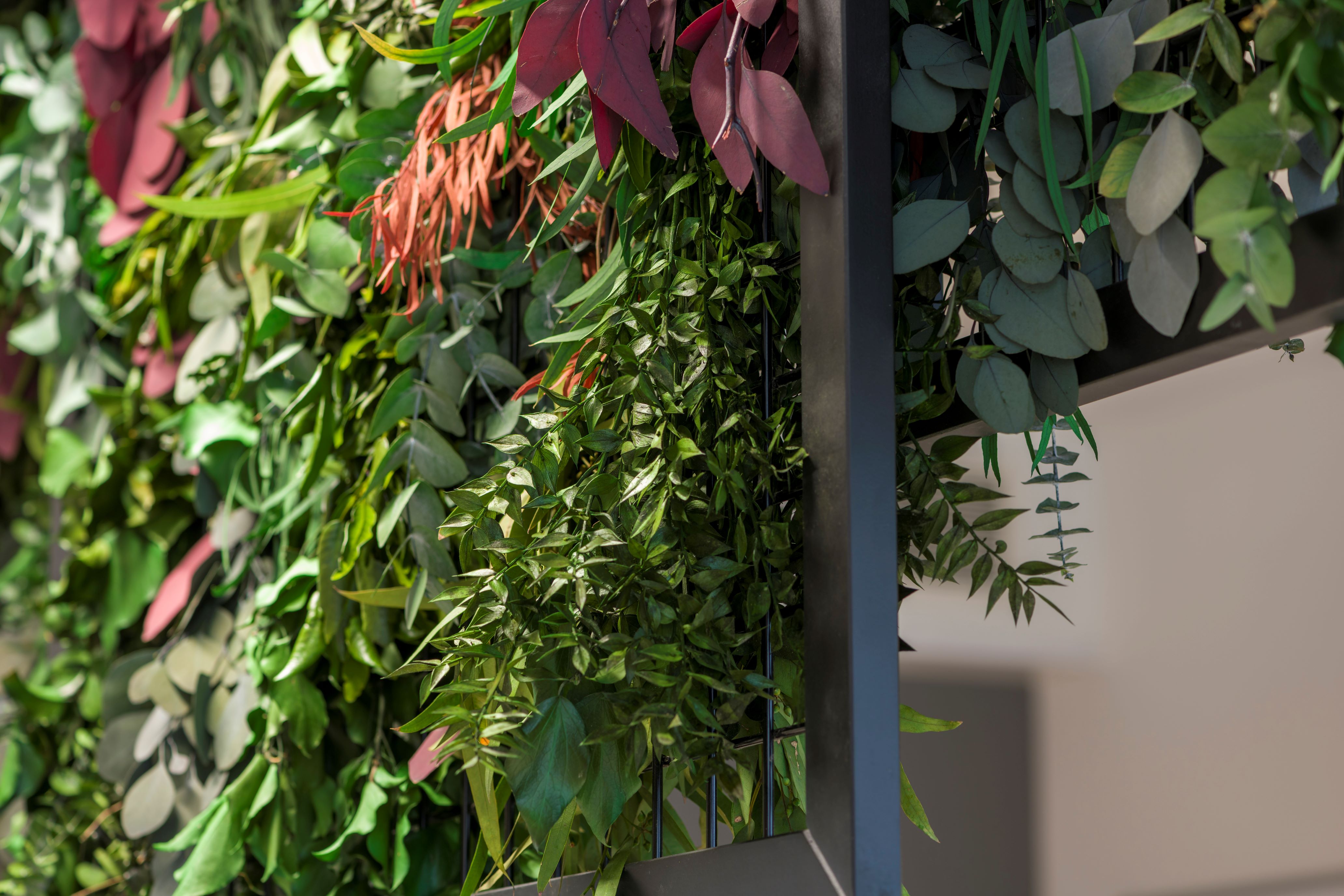 Foliage hanging feature